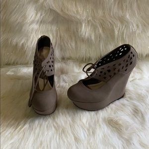 Bamboo closed toe wedges